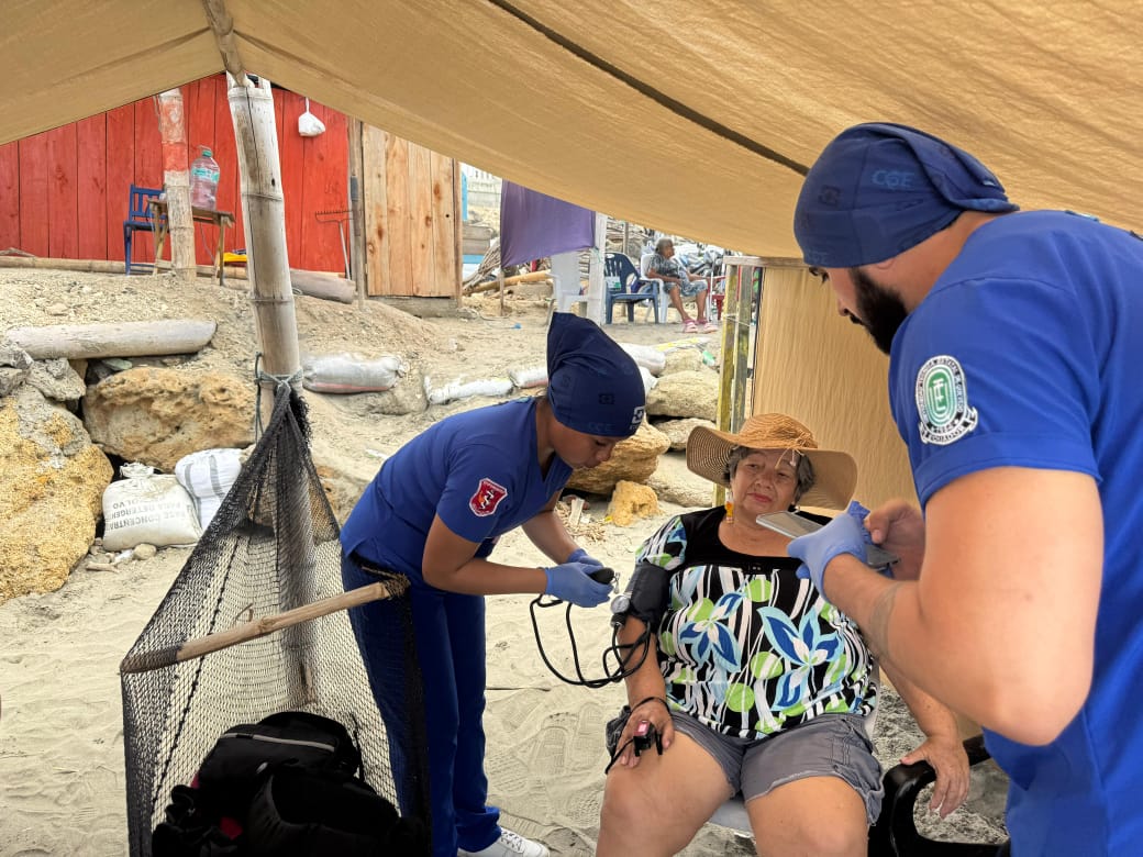 Voluntarios de la Fundación Consulting Group brindaron apoyo durante el feriado de Carnaval en Crucita