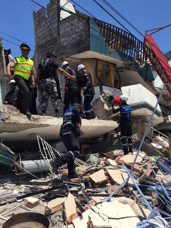 Voluntarios de consulting group ecuador apoyaron a afectados por el terremoto de Pedernales