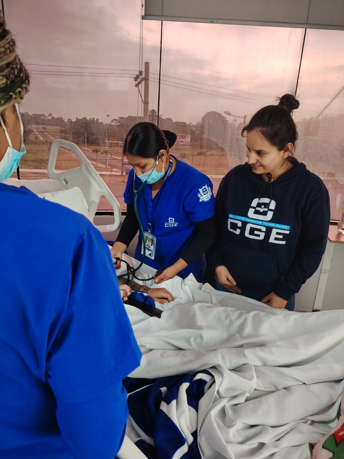 Docentes voluntarios supervisan prácticas de consultinos en casas de salud privadas